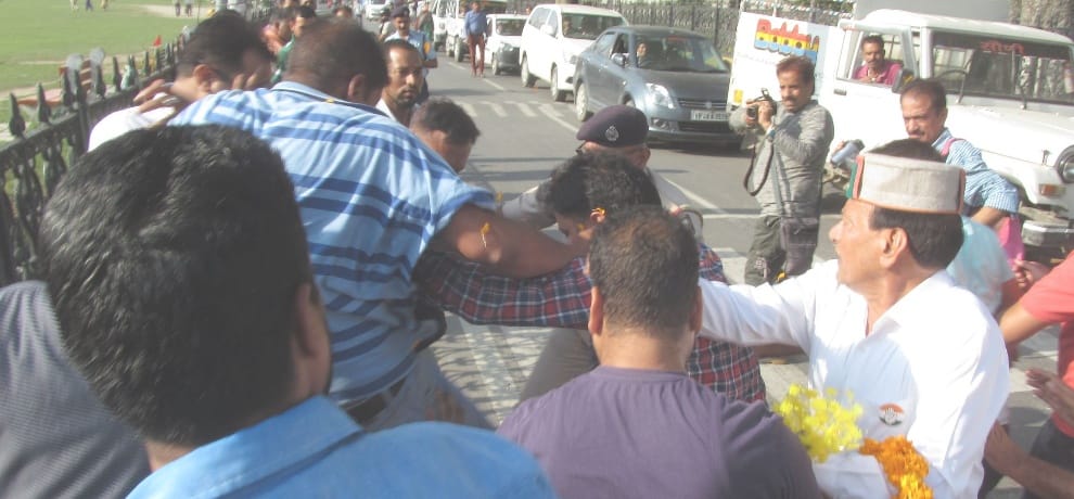 Himachal chamba Fight between congress workers in presence of sushil shinde