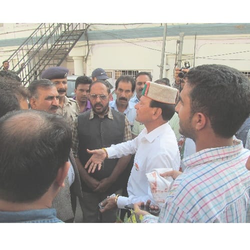 Himachal chamba Fight between congress workers in presence of sushil shinde