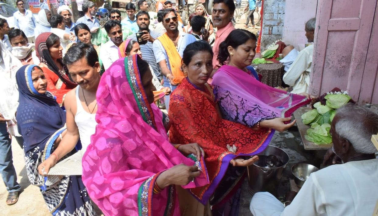 शिक्षामित्रों ने भिक्षाटन कर किया विरोध प्रदर्शन