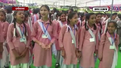 IN PUBLICE MEET OF CM VIRBHADRA SINGH SLOGANS OF CONGRESS PARTY ZINDABAD CHANTED BY SCHOOL CHILDREN