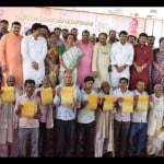  किसान ऋण मोचन प्रमाण पत्र वितरण मे किसानों के साथ मंत्री रीता बहुगुणा जोशी।