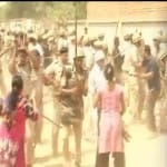 प्रदर्शनकारियों पर लाठीचार्ज