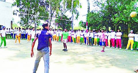 पूर्व और वर्तमान छात्रों के बीच हुआ वॉलीबाल मैच