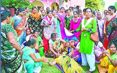 प्रदर्शन के दौरान एक आंगनबाड़ी वर्कर बेहोश