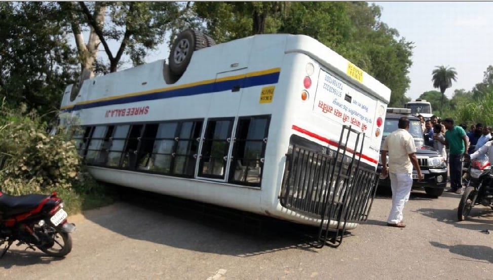 a-bus-full-A bus full of overturned bouts on the highway, one killed