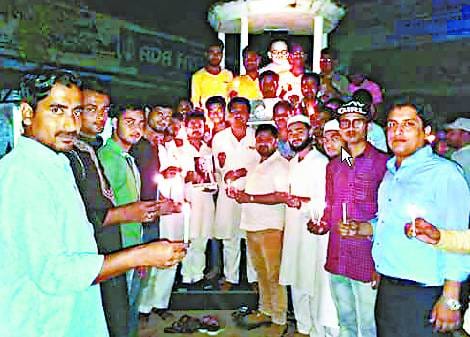 पत्रकार की हत्या के विरोध में कैंडल मार्च निकाला