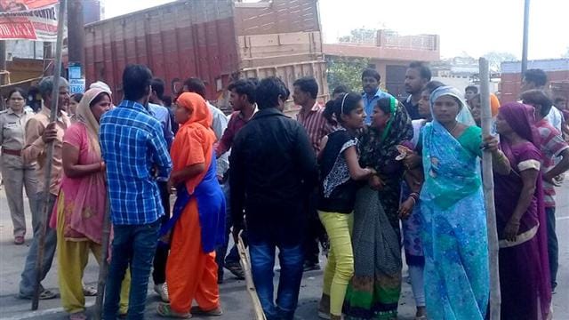 Huge crowd for help-compensation, jam-sabotage
