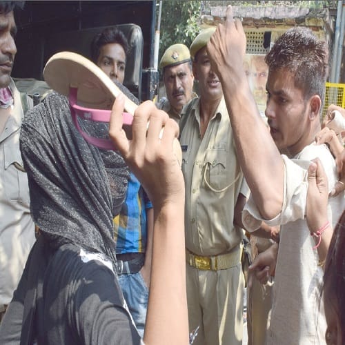 First student ... public, then the police beat manchalo, see photos