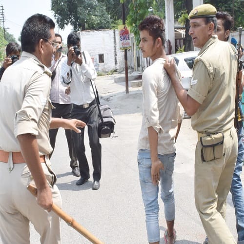 First student ... public, then the police beat manchalo, see photos