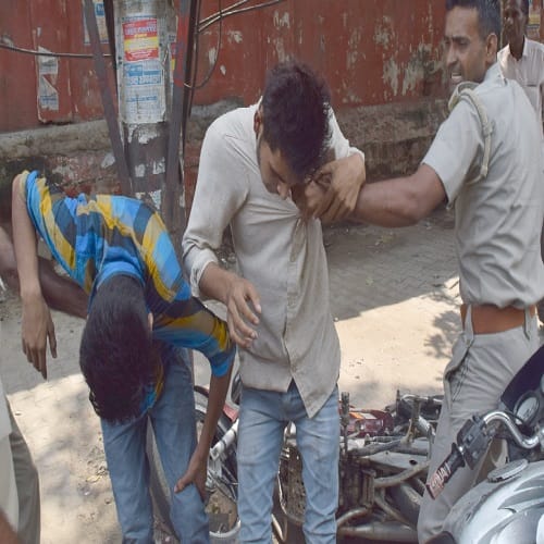First student ... public, then the police beat manchalo, see photos