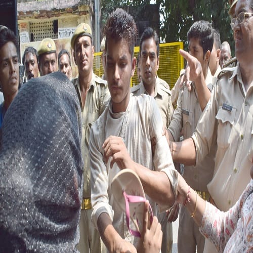 First student ... public, then the police beat manchalo, see photos