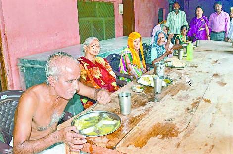 पितरों के नाम गैरों को खीर पूरी, बुजुर्ग माता-पिता से दूरी