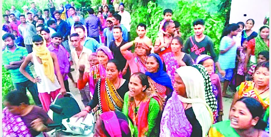 Women's ruckus in protest of the sale of unauthorized liquor
