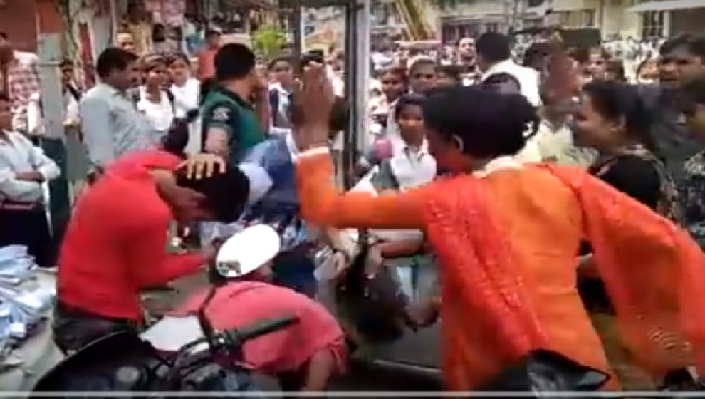 student Beating lover on giving love letter in Moradabad