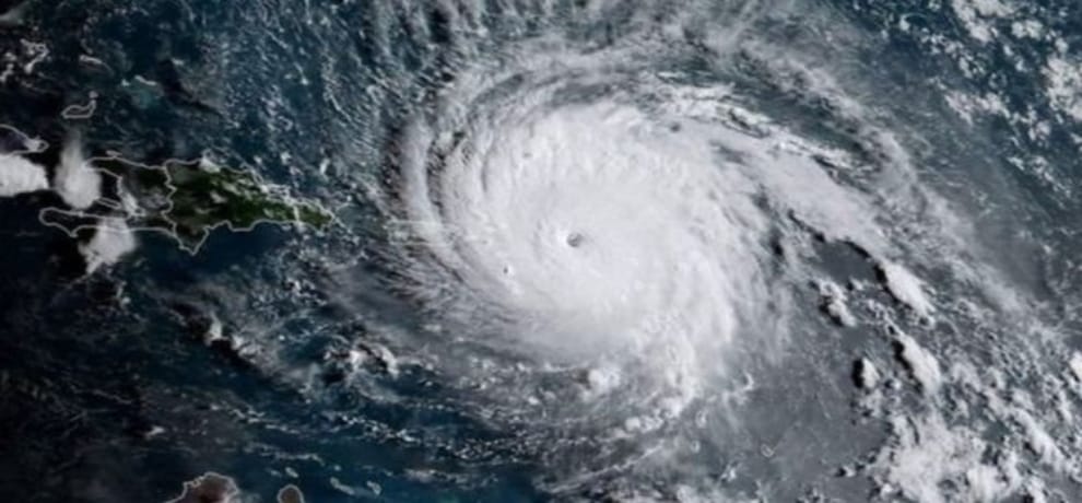 Irma collided with Florida, winds running at 200 kmph, 1.20 lakh Indians stranded
