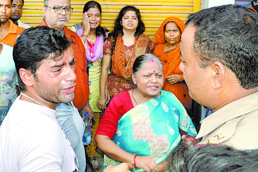 Police brutally beats a divyang in faizabad.
