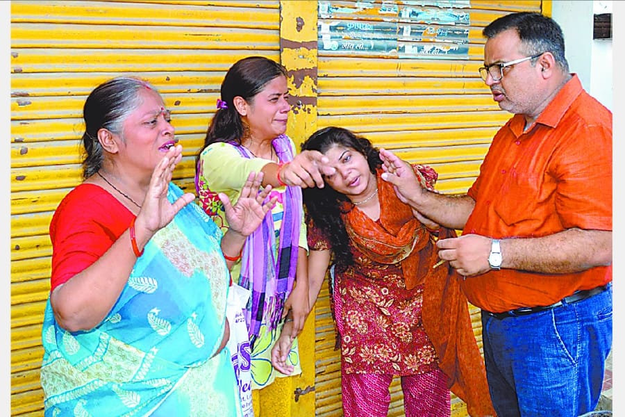Police brutally beats a divyang in faizabad.