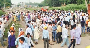 dhangar society peoples jam railway track