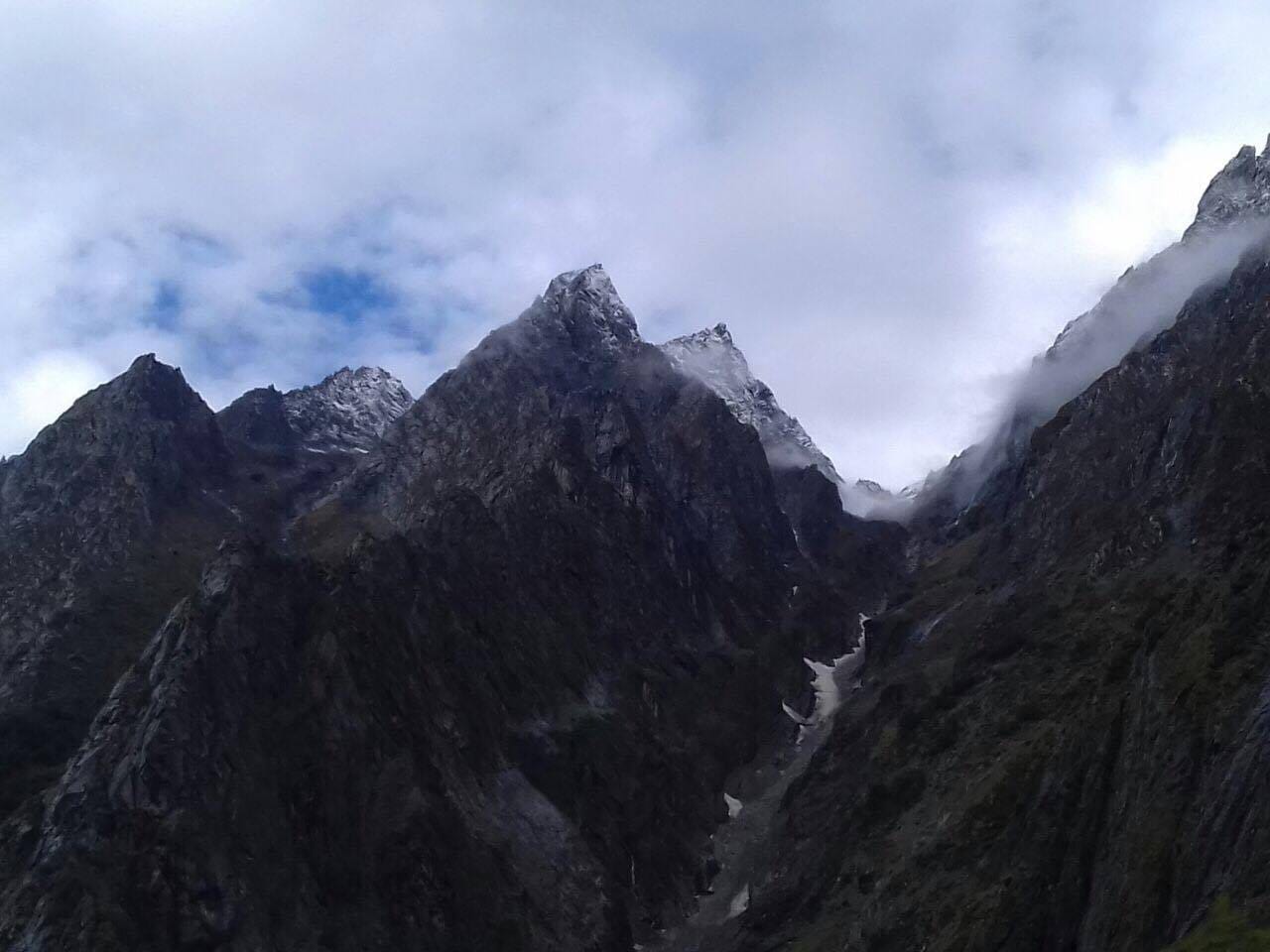 beautiful photos of snowfall in uttarakhand