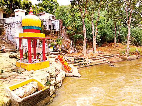 Journey reached JankiKunda and crystalline rock