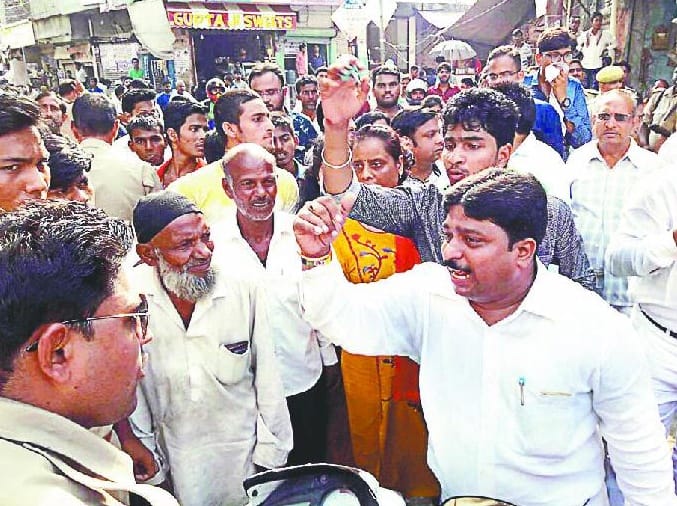 struggle in Shreeji's Rath Yatra, five wounded