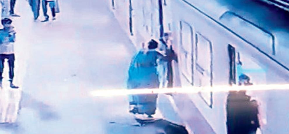 sub-inspector saves woman life, pulled her away from the train