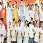 प्रमाण पत्र लेकर मंत्री व अधिकारी के साथ खड़े किसान।