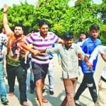 हंगामा करते अभिभावक