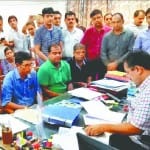 एसडीएम से मिलते लोग