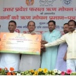 प्रमाण पत्र वितरित करते प्रभारी मंत्री एवं अन्य।