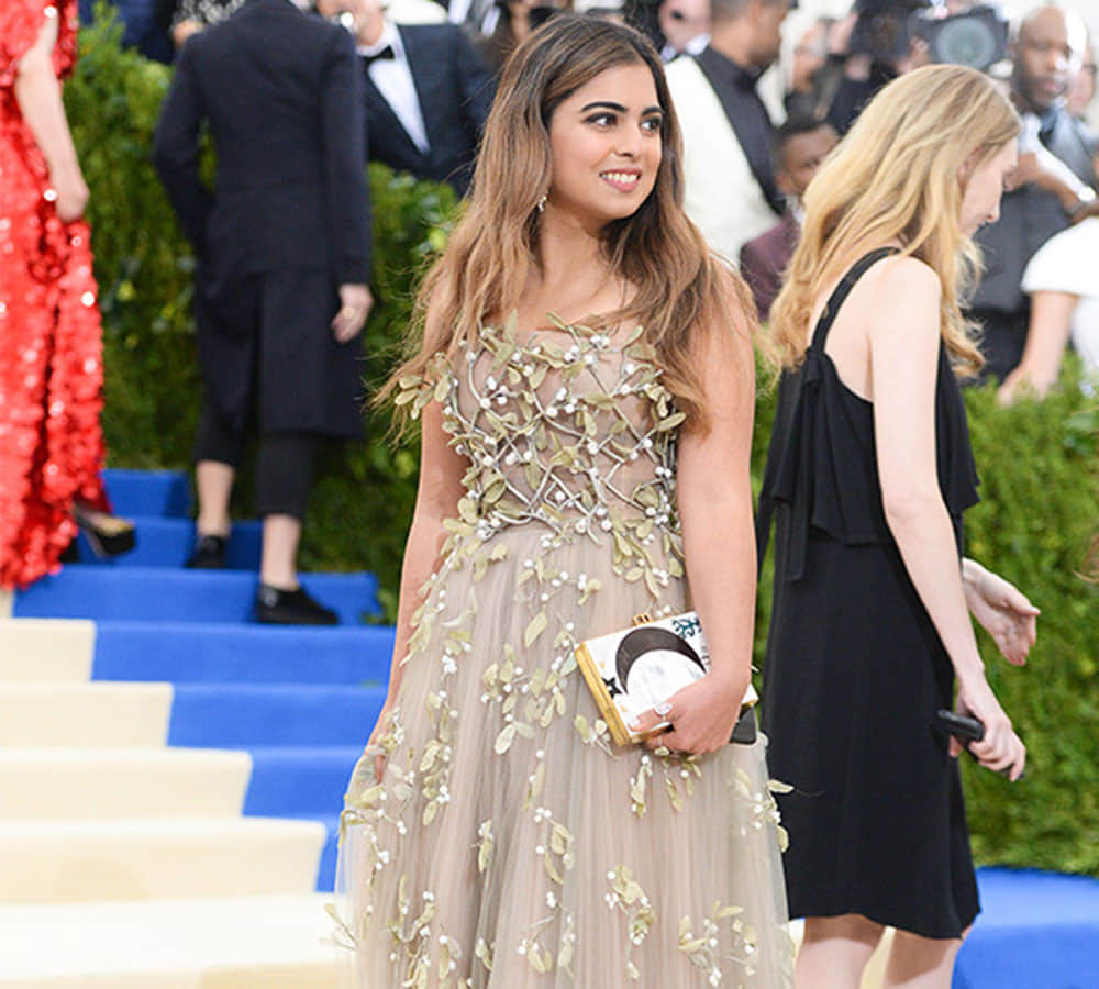mukesh ambani daughter isha ambani make her bolllywood debut with akshay kumar