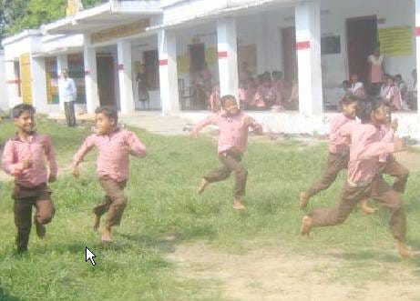 सौ मीटर रेस में राजू और प्रियांशी प्रथम