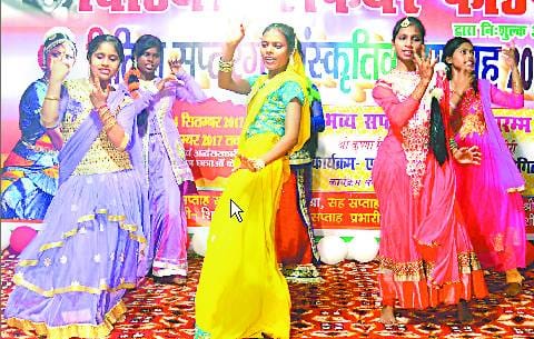 नृत्य प्रतियोगिता में ईश मिश्र और मुस्कान ने बाजी मारी