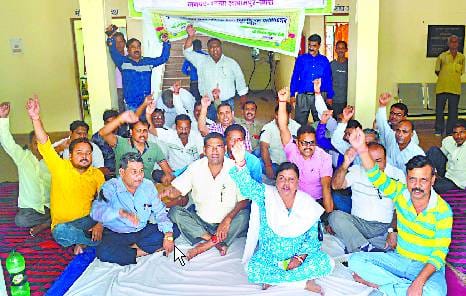 सीएमओ कार्यालय पर लिपिकों का प्रदर्शन