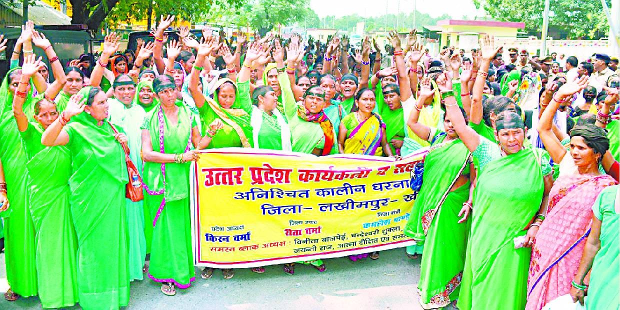 आंगनबाड़ी वर्कर का प्रभारी मंत्री के सामने प्रदर्शन