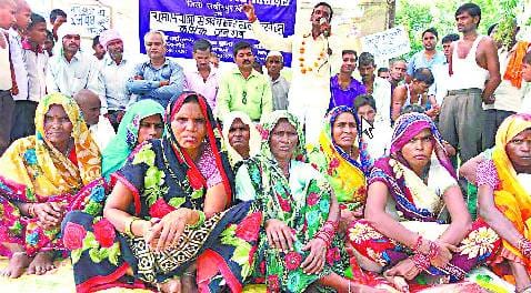 अवैध कब्जा हटाने को अनशन पर बैठे ग्रामीण