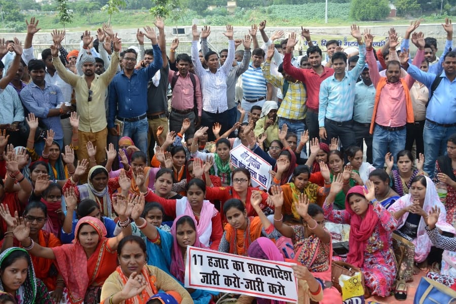 anudeshak protest for honourarium in Lucknow.