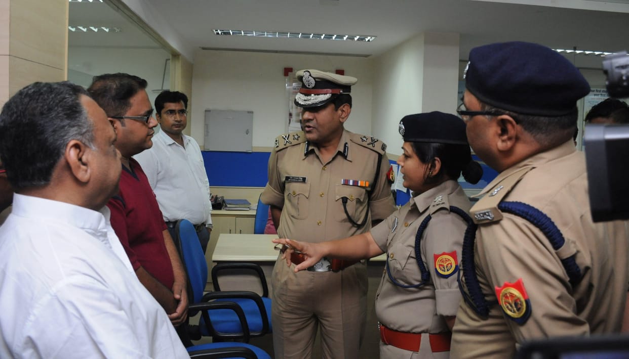 Loot in Lucknow with ITC employee