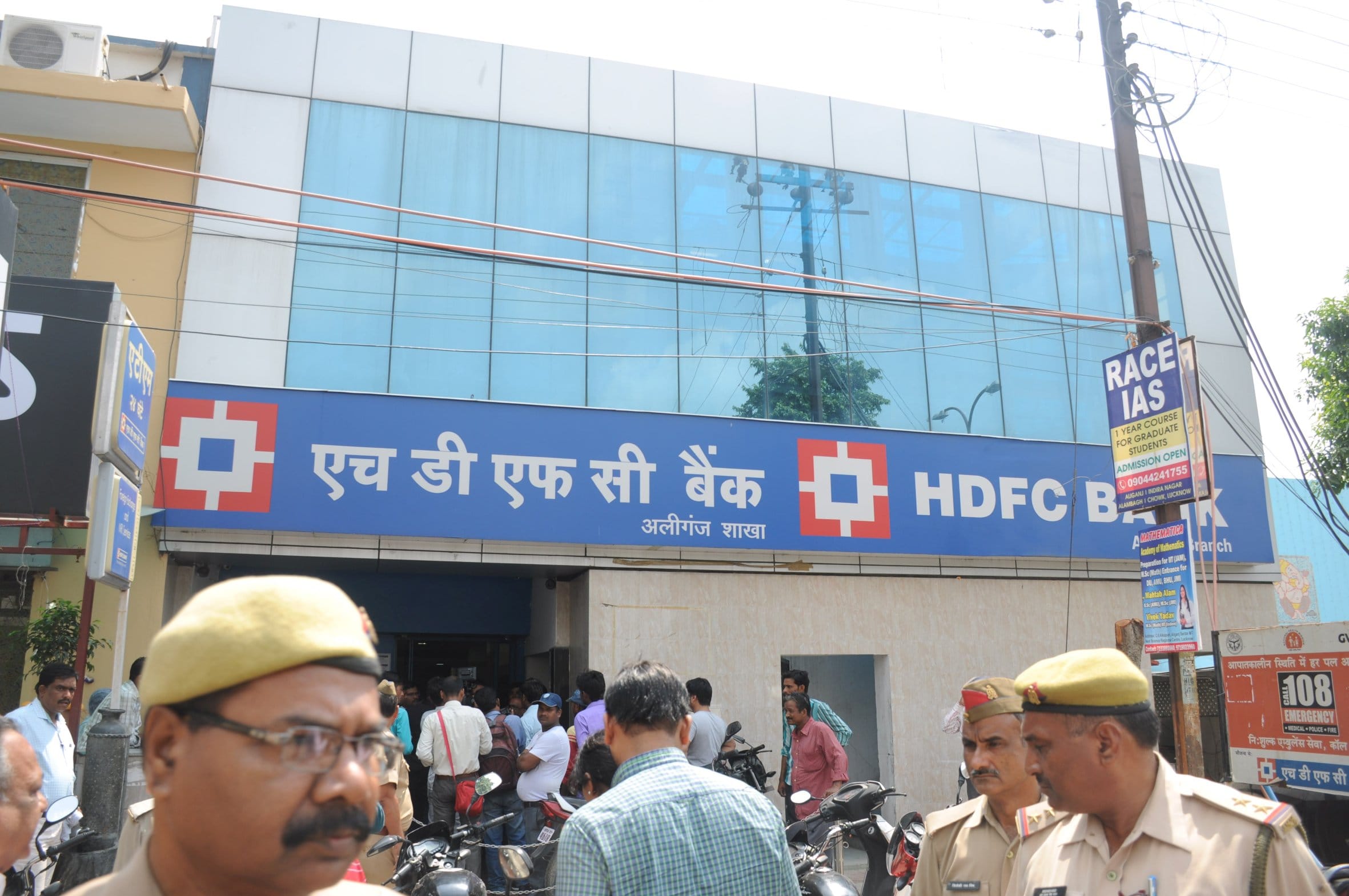 investigation on loot with a distributor in Lucknow.