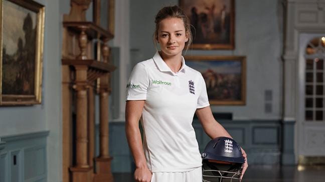 Virat Kohli Gave Special Gift to British  cricketer Danielle Wyatt‏ who Proposed him for marriage  