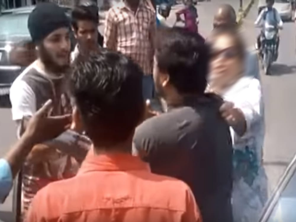 congress women leader beaten a boy on road in Dehradun