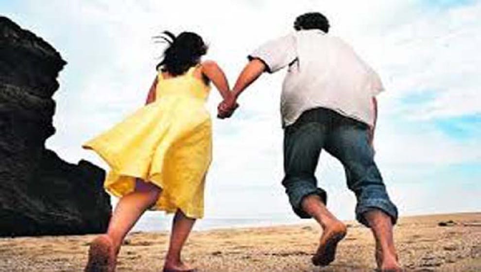 a priest is fleeing with his lover and caught in devariya 