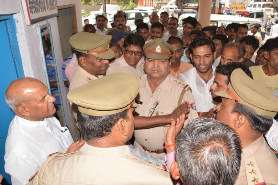 agra bjp mla are forcing police to leave culprit