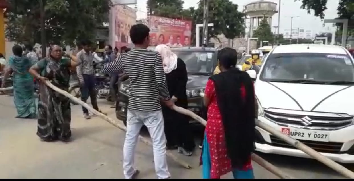 fight over development work in agra