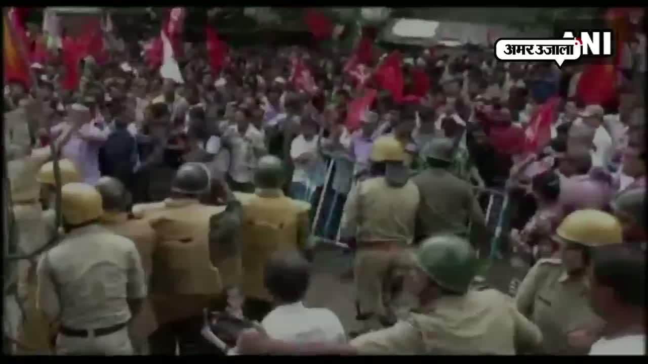 प्रदर्शन के दौरान लाठीचार्ज 