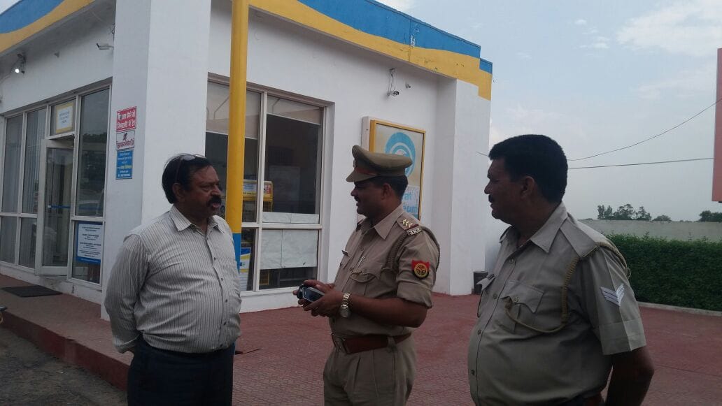 loot in agra outside state bank of india in sainya