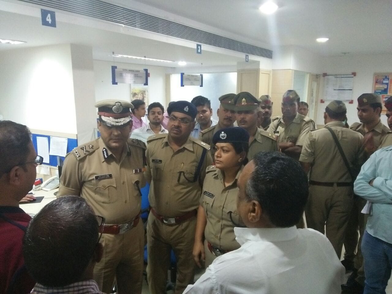 Loot in Lucknow with ITC employee