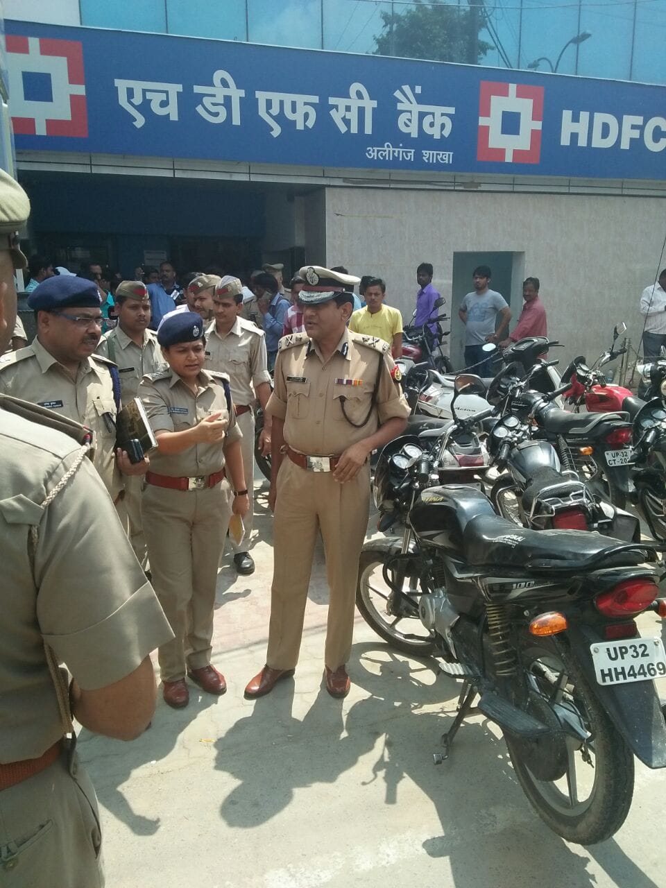 Loot in Lucknow with ITC employee