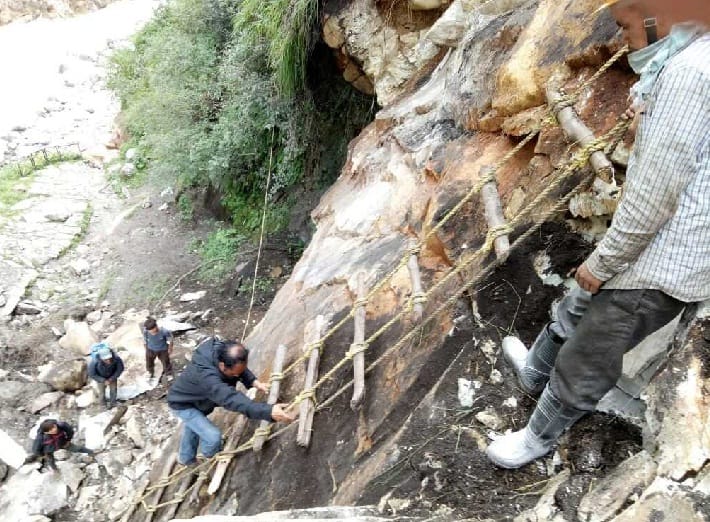 Two laborers injured after falling off the ropes