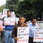 प्रदर्शन करते पत्रकार